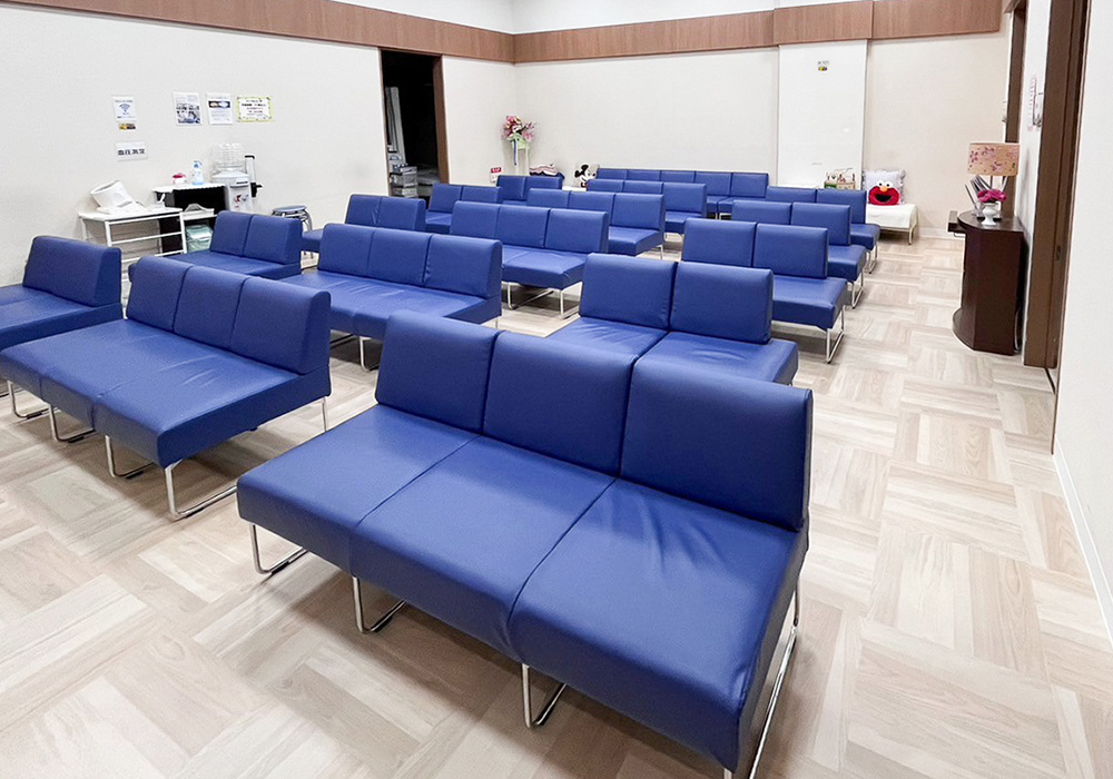胃腸科・肛門科医院の床・待合ソファ貼替リフォーム