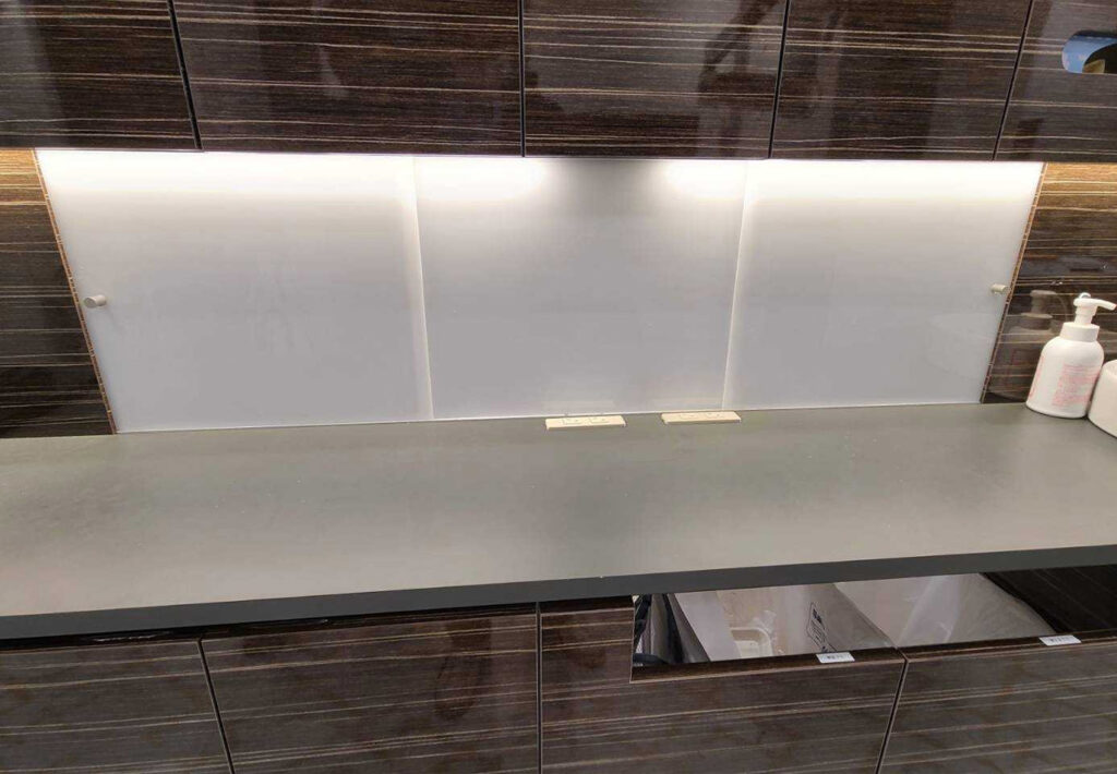 新宿区の歯科クリニック部分改修｜間仕切ドア・ガラス引戸の設置工事