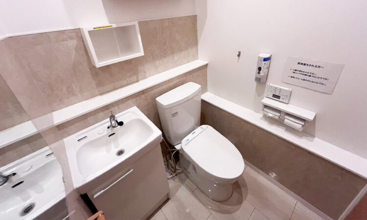 糖尿病内科クリニックのトイレリフォーム事例｜汚れに強いパネルで清掃性を改善